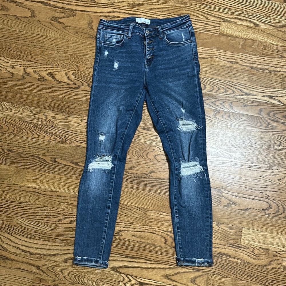 Vervet 5/27 medium wash skinny jeans distressed. Ankle length.